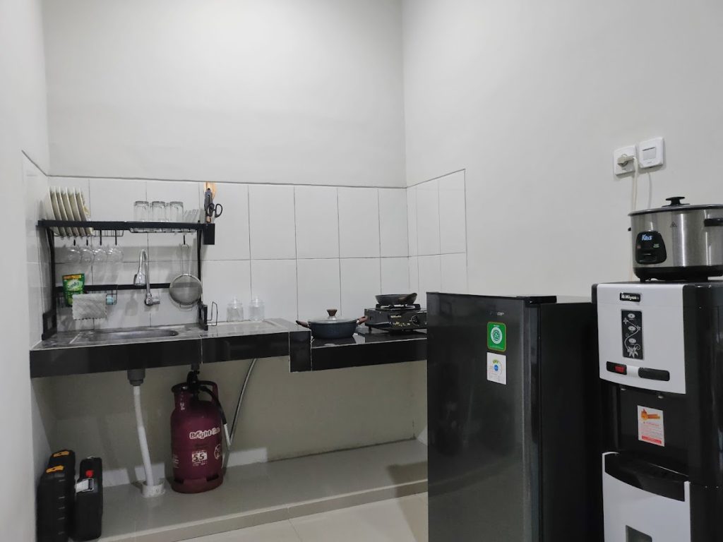 Tersedia peralatan dapur lengkap seperti kompor gas, microwave, dispenser air, rice cooker, serta lemari es di Cozystop Malioboro. Tersedia peralatan dapur lengkap seperti kompor gas, microwave, dispenser air, rice cooker, serta lemari es di Cozystop Malioboro.