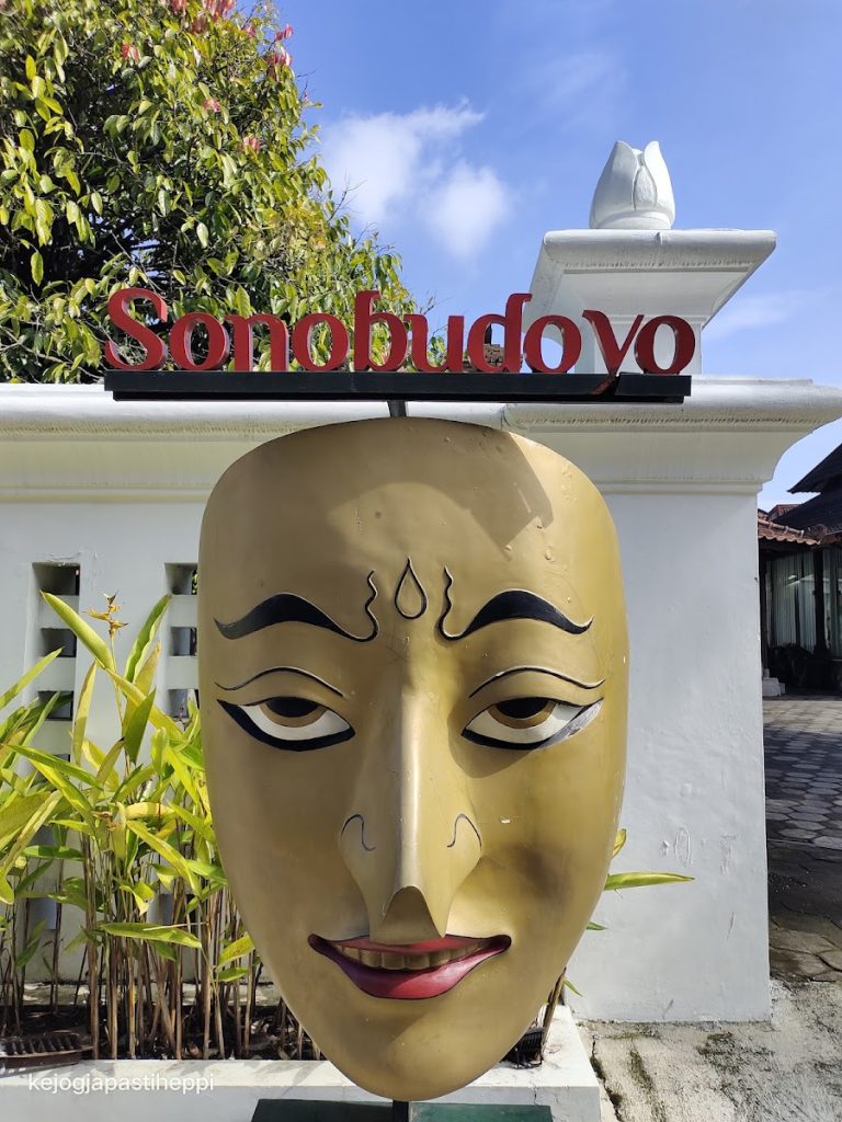 Pada tanggal 6 November 1935, museum ini resmi dibuka untuk umum dengan nama "Museum Sonobudoyo."