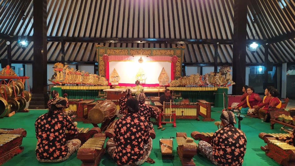 Ruang wayang juga sering dijadikan tempat pertunjukan wayang kulit secara langsung setiap malam hari, lengkap dengan iringan gamelan dan narasi berbahasa Jawa.