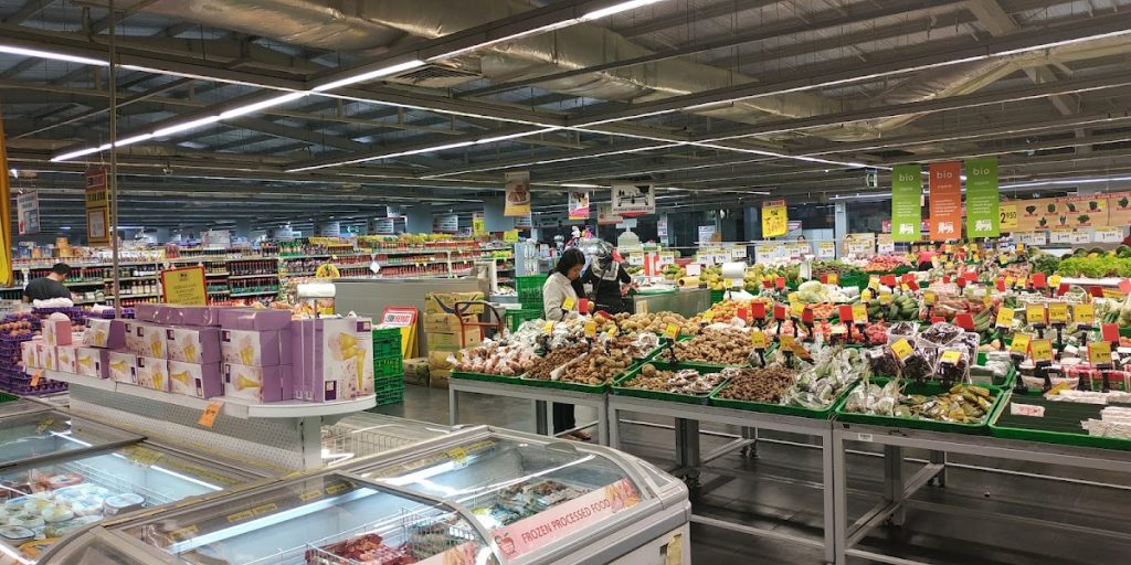 Super Indo dikenal sebagai supermarket yang mengusung konsep one-stop shopping, dan hal tersebut diwujudkan secara nyata di Super Indo Jalan Solo. Super Indo dikenal sebagai supermarket yang mengusung konsep one-stop shopping, dan hal tersebut diwujudkan secara nyata di Super Indo Jalan Solo.