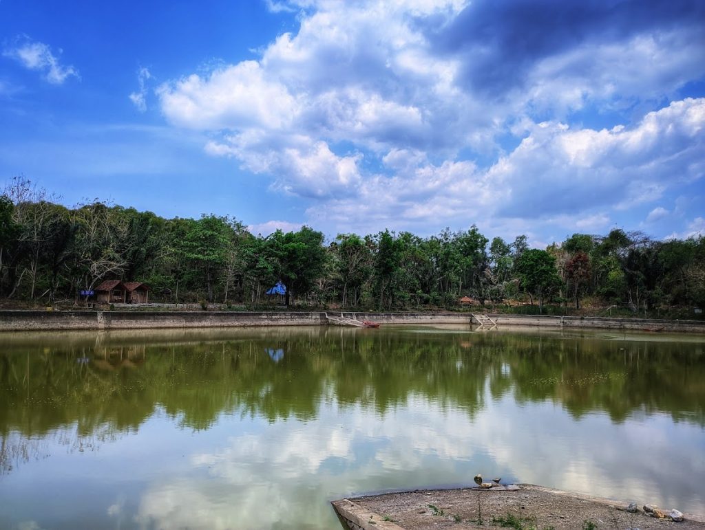 Keindahan Alam dan Suasana Sekitar Telaga Kemuning. Keindahan Alam dan Suasana Sekitar Telaga Kemuning.