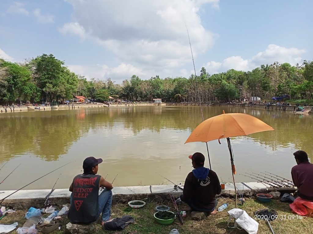 Telaga Kemuning juga menjadi lokasi favorit bagi para pemancing. Telaga Kemuning juga menjadi lokasi favorit bagi para pemancing.