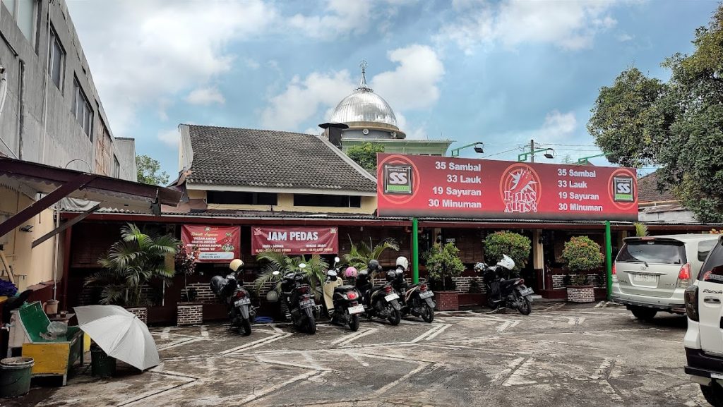 Suasana Waroeng SS Jalan Kaliurang menawarkan pengalaman bersantap yang sederhana namun nyaman. Suasana Waroeng SS Jalan Kaliurang menawarkan pengalaman bersantap yang sederhana namun nyaman.
