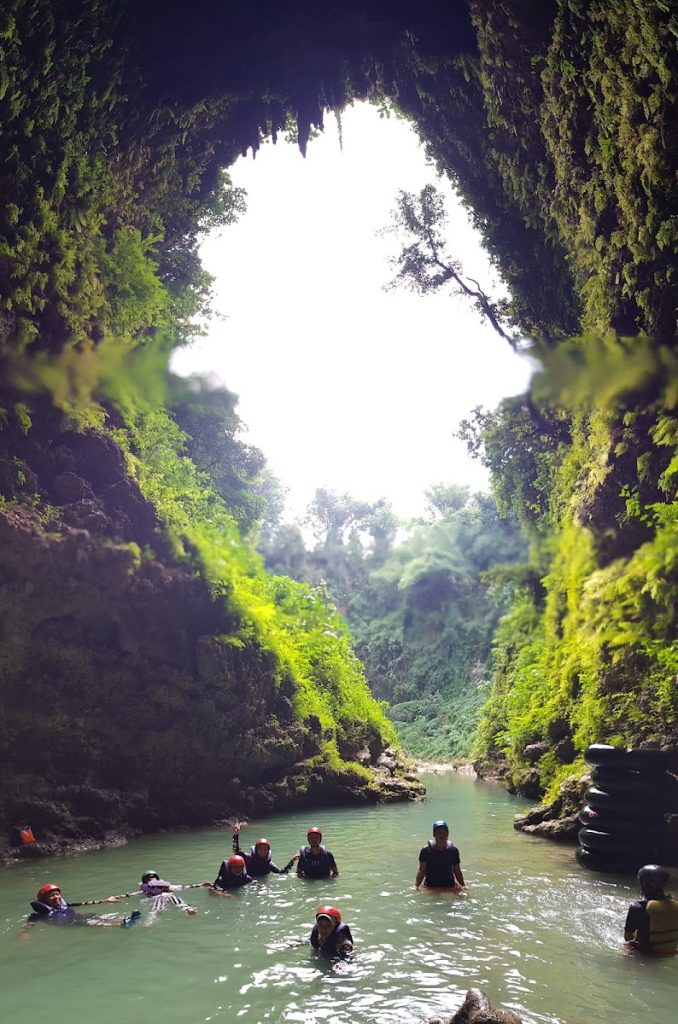 Petualangan cave tubing dimulai dengan persiapan yang matang. Setiap peserta akan dilengkapi dengan perlengkapan keselamatan seperti life jacket, helm, dan body protector. Petualangan cave tubing dimulai dengan persiapan yang matang. Setiap peserta akan dilengkapi dengan perlengkapan keselamatan seperti life jacket, helm, dan body protector.