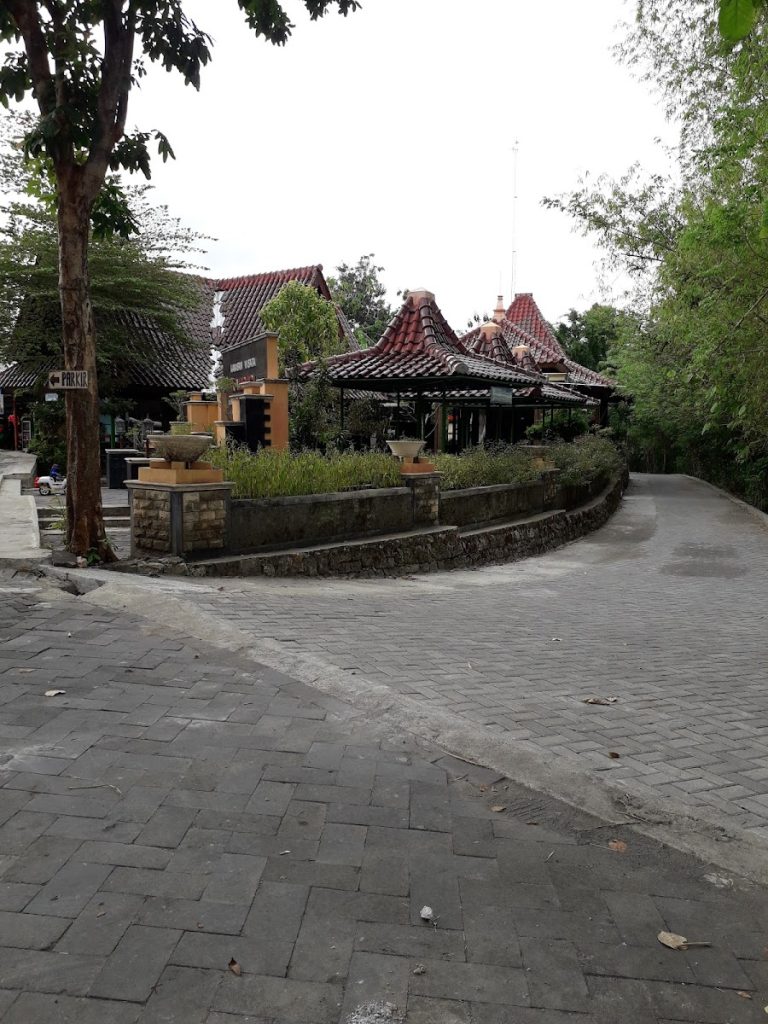 Untuk wisatawan yang membawa kendaraan pribadi, baik sepeda motor maupun mobil, tersedia area parkir yang cukup luas. Untuk wisatawan yang membawa kendaraan pribadi, baik sepeda motor maupun mobil, tersedia area parkir yang cukup luas.