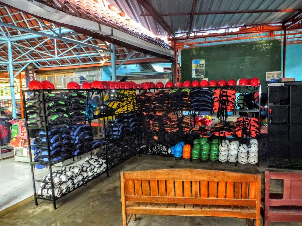Peralatan Standar Kalisuci Cave Tubing Gunungkidul Peralatan Standar Kalisuci Cave Tubing Gunungkidul