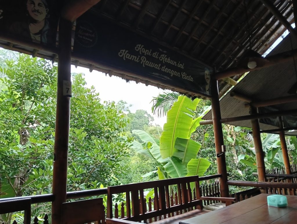 Kedai Kopi Menoreh Pak Rohmat telah menjadi tempat nongkrong favorit bagi warga lokal maupun wisatawan yang berkunjung ke Kulon Progo. Kedai Kopi Menoreh Pak Rohmat telah menjadi tempat nongkrong favorit bagi warga lokal maupun wisatawan yang berkunjung ke Kulon Progo.
