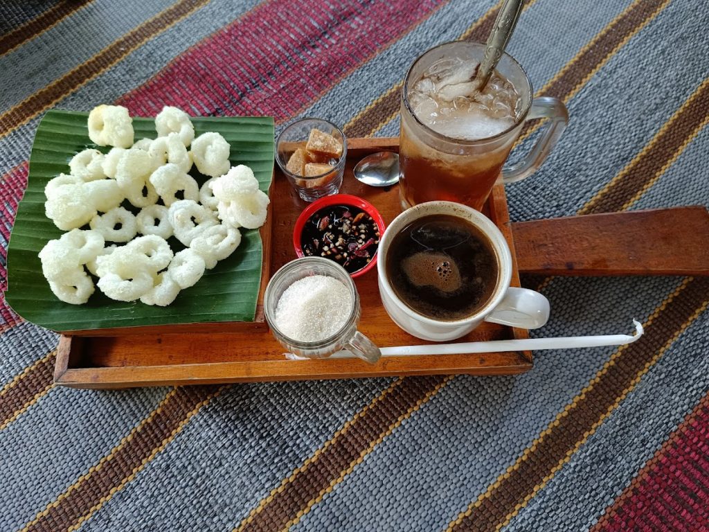 Selain kopi, Kedai Kopi Pak Rohmat juga menyediakan makanan berat dengan menu ndeso khas masyarakat Menoreh. Selain kopi, Kedai Kopi Pak Rohmat juga menyediakan makanan berat dengan menu ndeso khas masyarakat Menoreh.