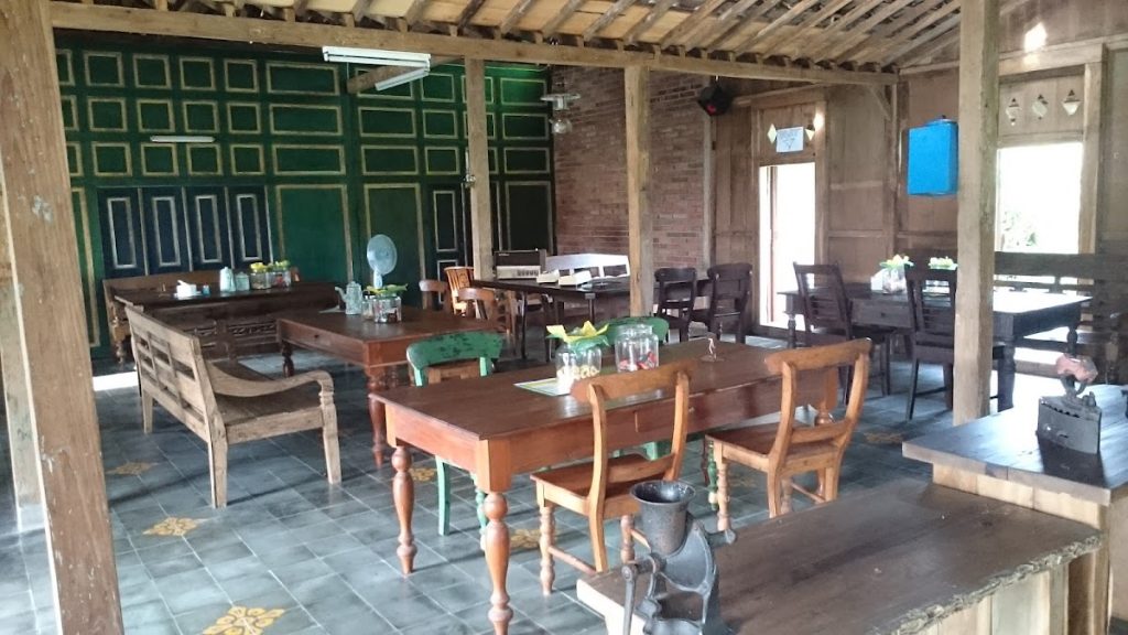 Suasana Warung Kopi Klotok dan Pengalaman Kuliner Autentik di Pinggir Sawah Suasana Warung Kopi Klotok dan Pengalaman Kuliner Autentik di Pinggir Sawah