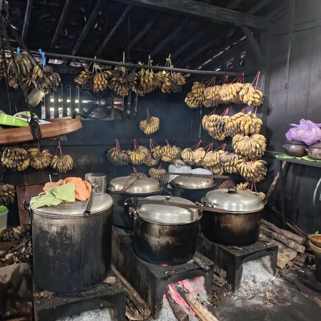 Sejarah dan Filosofi Kopi Klotok: Dari Tungku Arang ke Meja Makan Penggemar Kopi Sejarah dan Filosofi Kopi Klotok: Dari Tungku Arang ke Meja Makan Penggemar Kopi