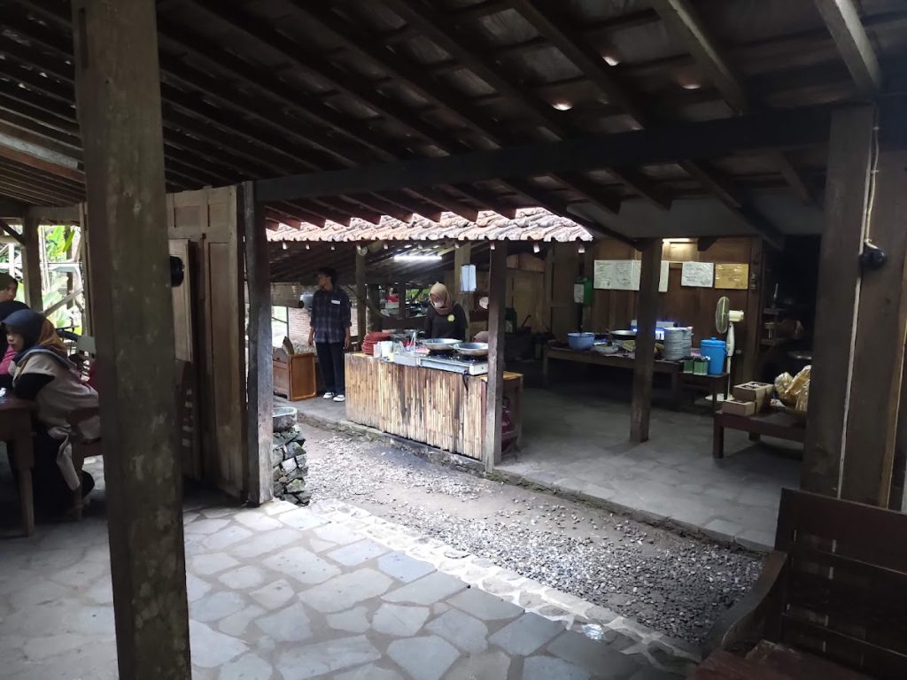 Kopi Klotok Jogja: Sajian Tradisional dalam Suasana Pedesaan yang Autentik Kopi Klotok Jogja: Sajian Tradisional dalam Suasana Pedesaan yang Autentik
