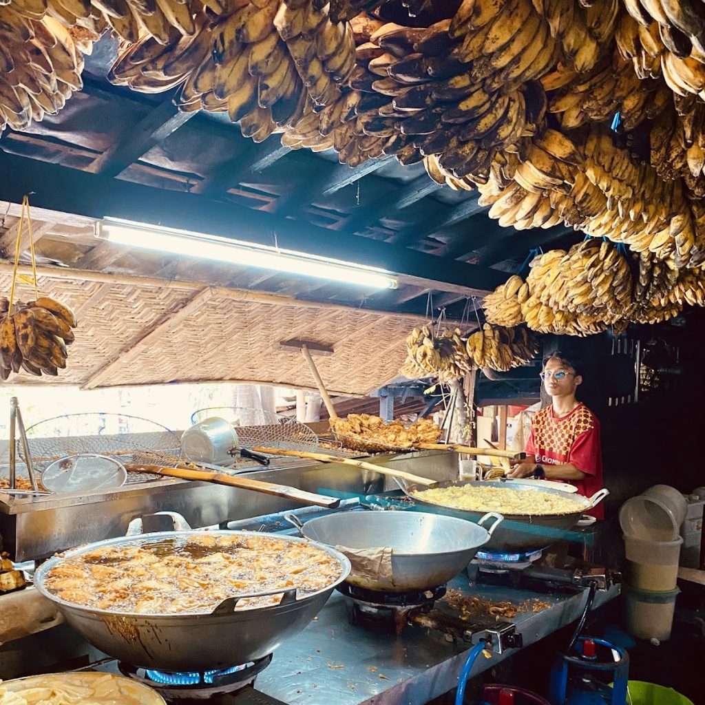 Untuk pencuci mulut atau kudapan di Kopi Klotok Jogja, tersedia pilihan seperti pisang goreng isi dua seharga Rp6.500, dan jadah goreng isi tiga dengan harga yang sama. Untuk pencuci mulut atau kudapan di Kopi Klotok Jogja, tersedia pilihan seperti pisang goreng isi dua seharga Rp6.500, dan jadah goreng isi tiga dengan harga yang sama.