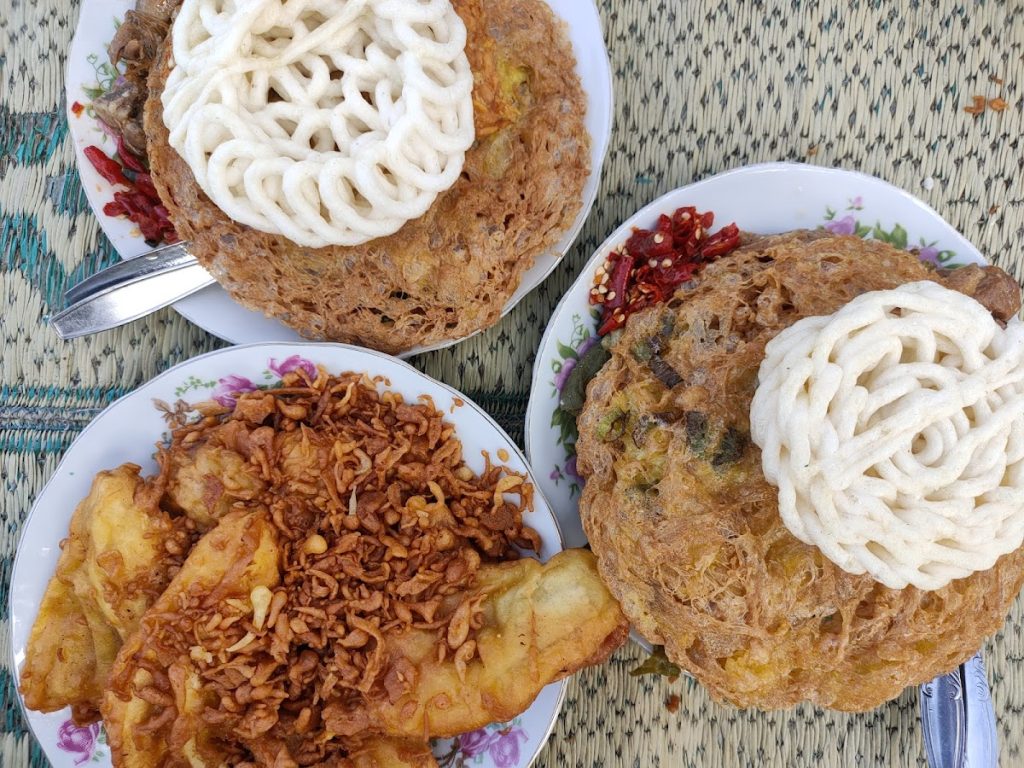Menu andalan Kopi Klotok Jogja yang paling terkenal adalah "Paket Makan PUAS" yang memungkinkan pengunjung makan nasi dan sayur sepuasnya hanya dengan harga Rp13.500. Menu andalan Kopi Klotok Jogja yang paling terkenal adalah "Paket Makan PUAS" yang memungkinkan pengunjung makan nasi dan sayur sepuasnya hanya dengan harga Rp13.500.