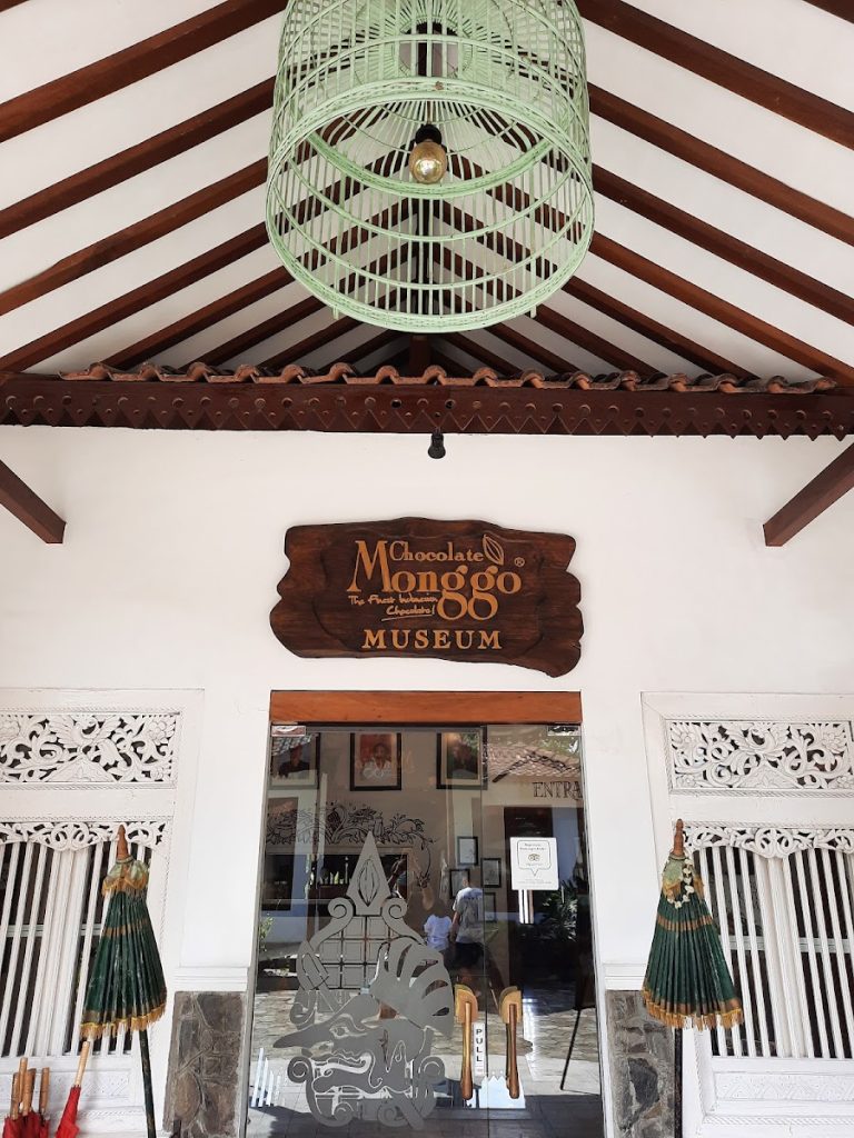 Museum Cokelat Monggo merupakan sebuah destinasi wisata edukatif yang memadukan nuansa budaya lokal dengan pengetahuan mendalam tentang dunia cokelat. Museum Cokelat Monggo merupakan sebuah destinasi wisata edukatif yang memadukan nuansa budaya lokal dengan pengetahuan mendalam tentang dunia cokelat.