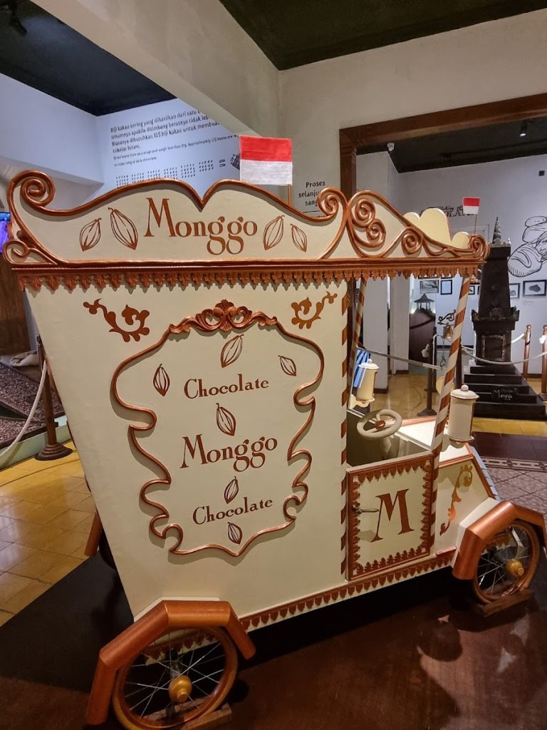 Salah satu daya tarik utama Museum Cokelat Monggo terletak pada koleksi-koleksi unik yang berhubungan langsung dengan dunia cokelat, baik dari segi sejarah, budaya, maupun teknologinya. Salah satu daya tarik utama Museum Cokelat Monggo terletak pada koleksi-koleksi unik yang berhubungan langsung dengan dunia cokelat, baik dari segi sejarah, budaya, maupun teknologinya.