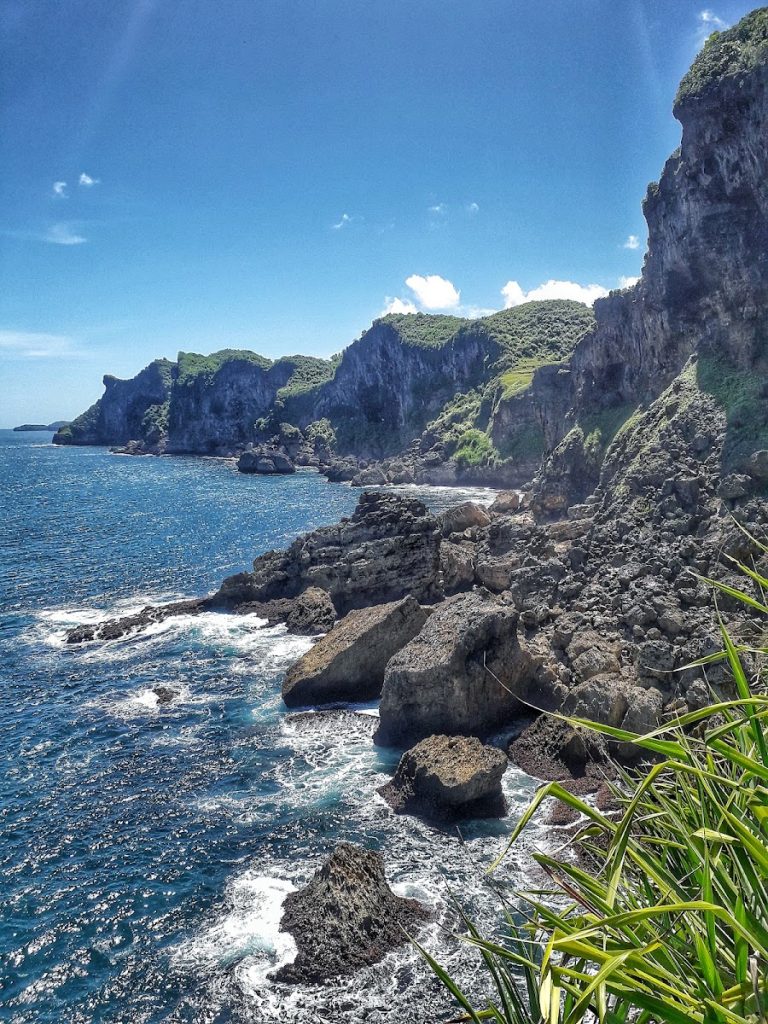 Keunikan utama dari Pantai Ngungap terletak pada lanskapnya yang terdiri dari perbukitan karst dan tebing batu kapur yang tinggi menjulang. Keunikan utama dari Pantai Ngungap terletak pada lanskapnya yang terdiri dari perbukitan karst dan tebing batu kapur yang tinggi menjulang.