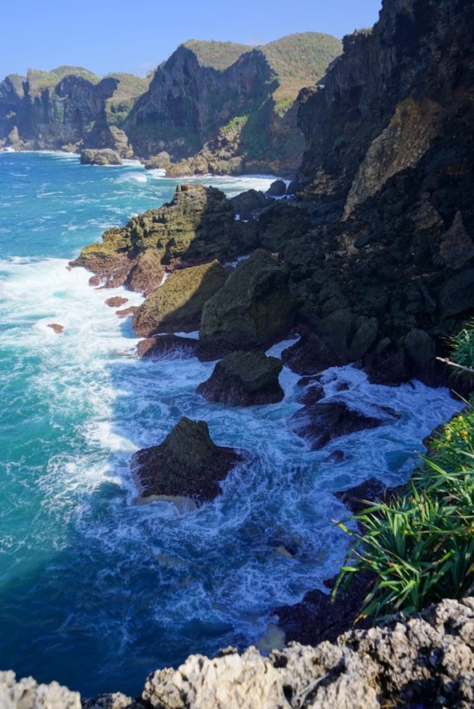 Berbeda dari kebanyakan pantai di Gunungkidul yang menawarkan pasir putih dan perairan dangkal, Pantai Ngungap menghadirkan keindahan dari ketinggian. Berbeda dari kebanyakan pantai di Gunungkidul yang menawarkan pasir putih dan perairan dangkal, Pantai Ngungap menghadirkan keindahan dari ketinggian.