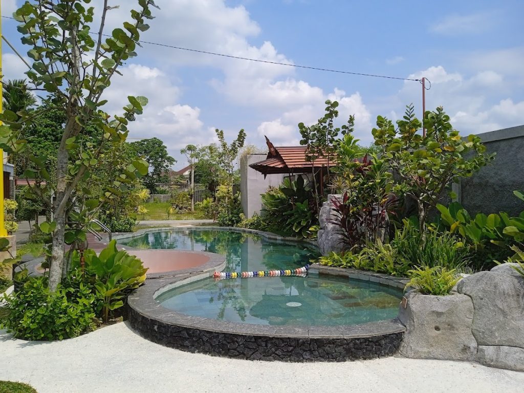 Daya tarik utama dari Casa Callisto adalah fasilitas kolam renang cantik yang menjadi pusat aktivitas bersantai. Daya tarik utama dari Casa Callisto adalah fasilitas kolam renang cantik yang menjadi pusat aktivitas bersantai.