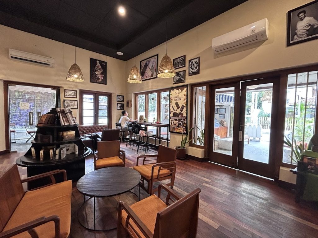 Area indoor Cokelat Monggo Tirtodipuran Yogyakarta tak kalah menarik, dengan pencahayaan hangat dan pendingin ruangan yang nyaman, menjadikannya tempat ideal untuk menyelesaikan pekerjaan atau bersantai membaca buku. Area indoor Cokelat Monggo Tirtodipuran Yogyakarta tak kalah menarik, dengan pencahayaan hangat dan pendingin ruangan yang nyaman, menjadikannya tempat ideal untuk menyelesaikan pekerjaan atau bersantai membaca buku.