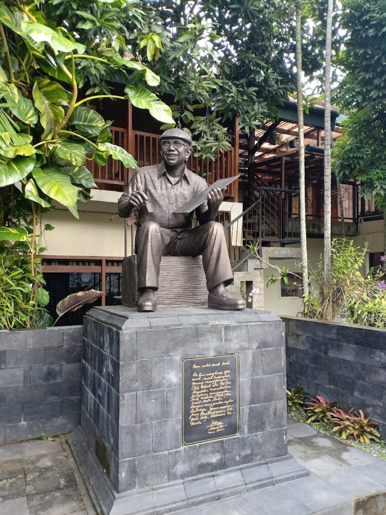 Taman Tino Sidin menjadi simbol dedikasi dan kontribusi besar dalam bidang seni. Taman Tino Sidin menjadi simbol dedikasi dan kontribusi besar dalam bidang seni.