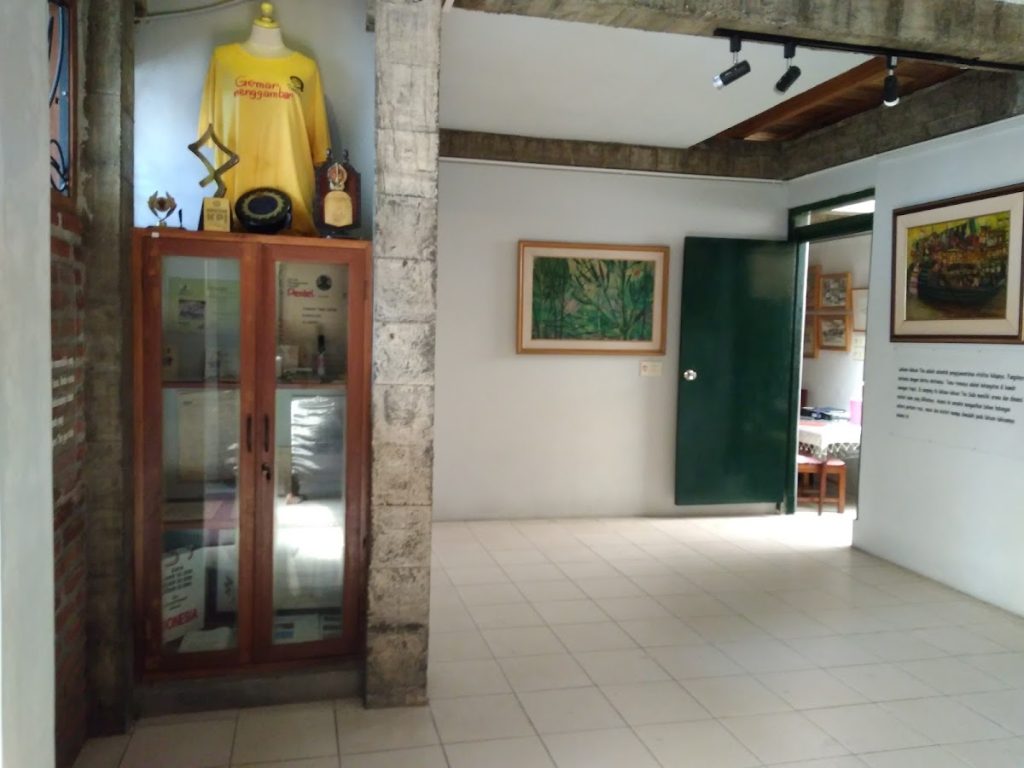 Selain lukisan dan sketsa, Taman Tino Sidin juga memamerkan berbagai memorabilia pribadi yang mencakup benda-benda berharga dari kehidupan Pak Tino. Selain lukisan dan sketsa, Taman Tino Sidin juga memamerkan berbagai memorabilia pribadi yang mencakup benda-benda berharga dari kehidupan Pak Tino.