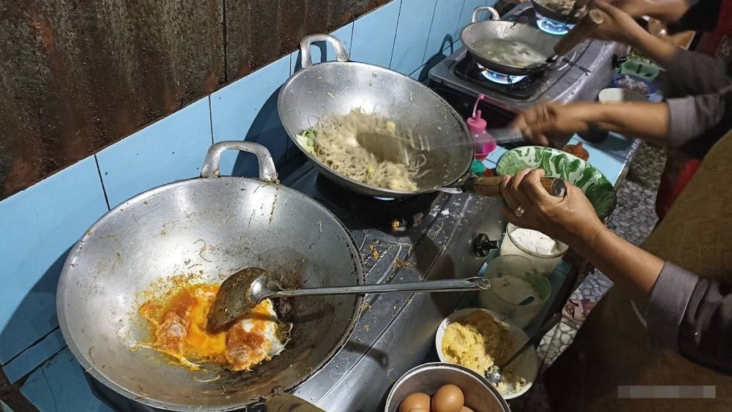 Cita rasa autentik mi lethek balungan Mbah Sur tidak lepas dari proses pembuatan yang teliti dan penuh dedikasi. Cita rasa autentik mi lethek balungan Mbah Sur tidak lepas dari proses pembuatan yang teliti dan penuh dedikasi.