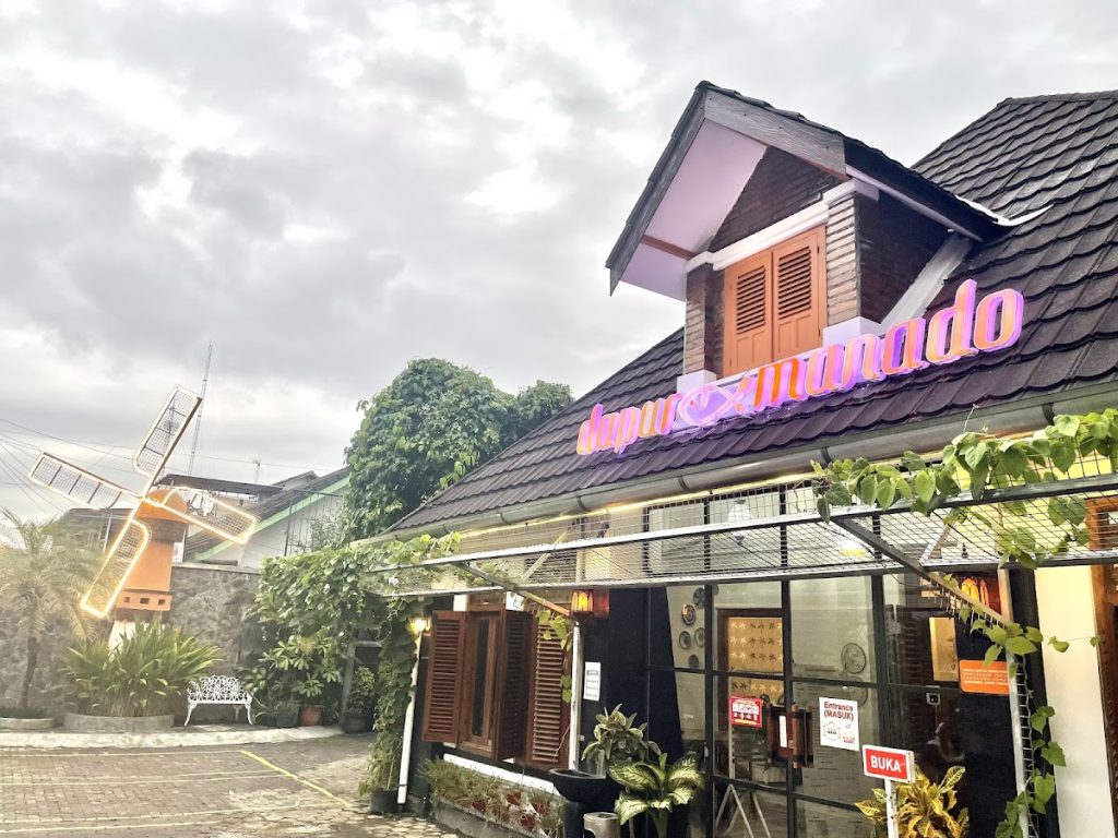 Dapur Manado buka setiap hari, mulai dari pukul 08.00 pagi hingga pukul 21.00 malam. Dapur Manado buka setiap hari, mulai dari pukul 08.00 pagi hingga pukul 21.00 malam.