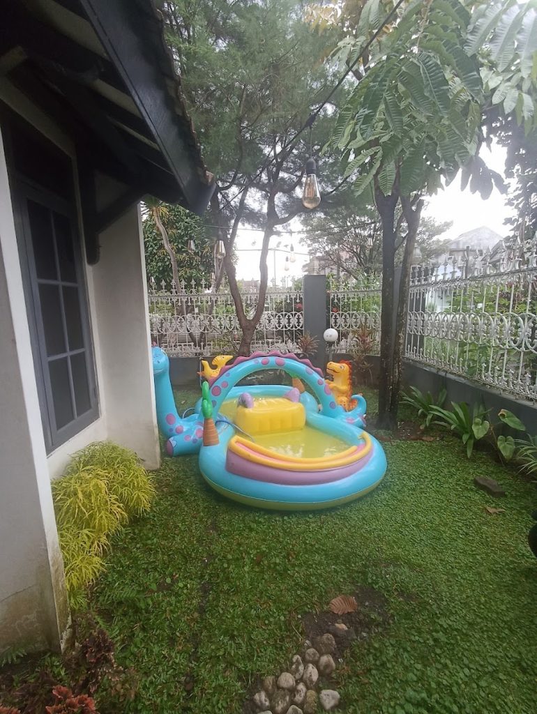 Daya tarik utama Dho Dolanan Asyik adalah kolam renangnya yang unik, terutama bagi anak-anak. Daya tarik utama Dho Dolanan Asyik adalah kolam renangnya yang unik, terutama bagi anak-anak.