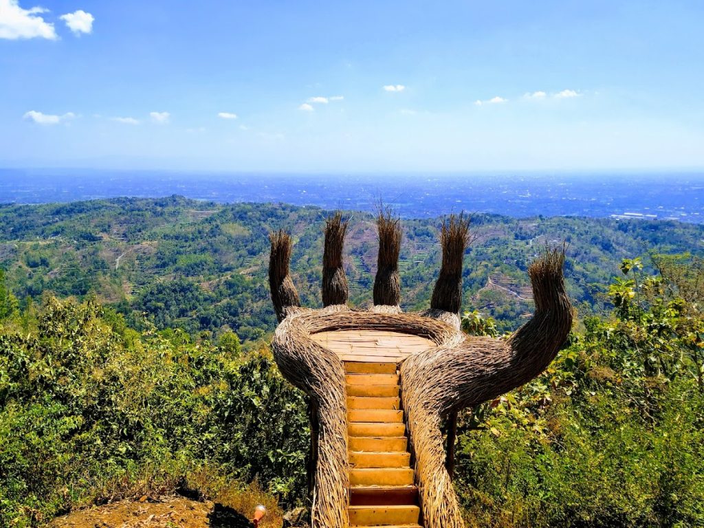 Land Art di Hutan Pinus Pengger Land Art di Hutan Pinus Pengger