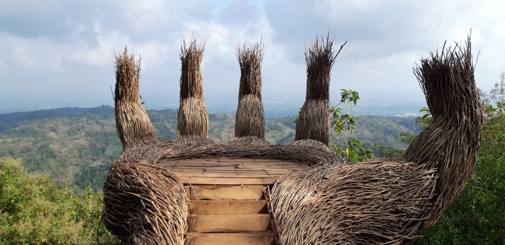 Proses Pembuatan Karya Land Art di Hutan Pinus Pengger Proses Pembuatan Karya Land Art di Hutan Pinus Pengger