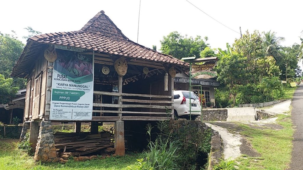 Karya Manunggal Kayu Batik merupakan salah satu destinasi kerajinan khas yang terletak di Desa Wisata Bobung, Gunungkidul, Daerah Istimewa Yogyakarta. Karya Manunggal Kayu Batik merupakan salah satu destinasi kerajinan khas yang terletak di Desa Wisata Bobung, Gunungkidul, Daerah Istimewa Yogyakarta.