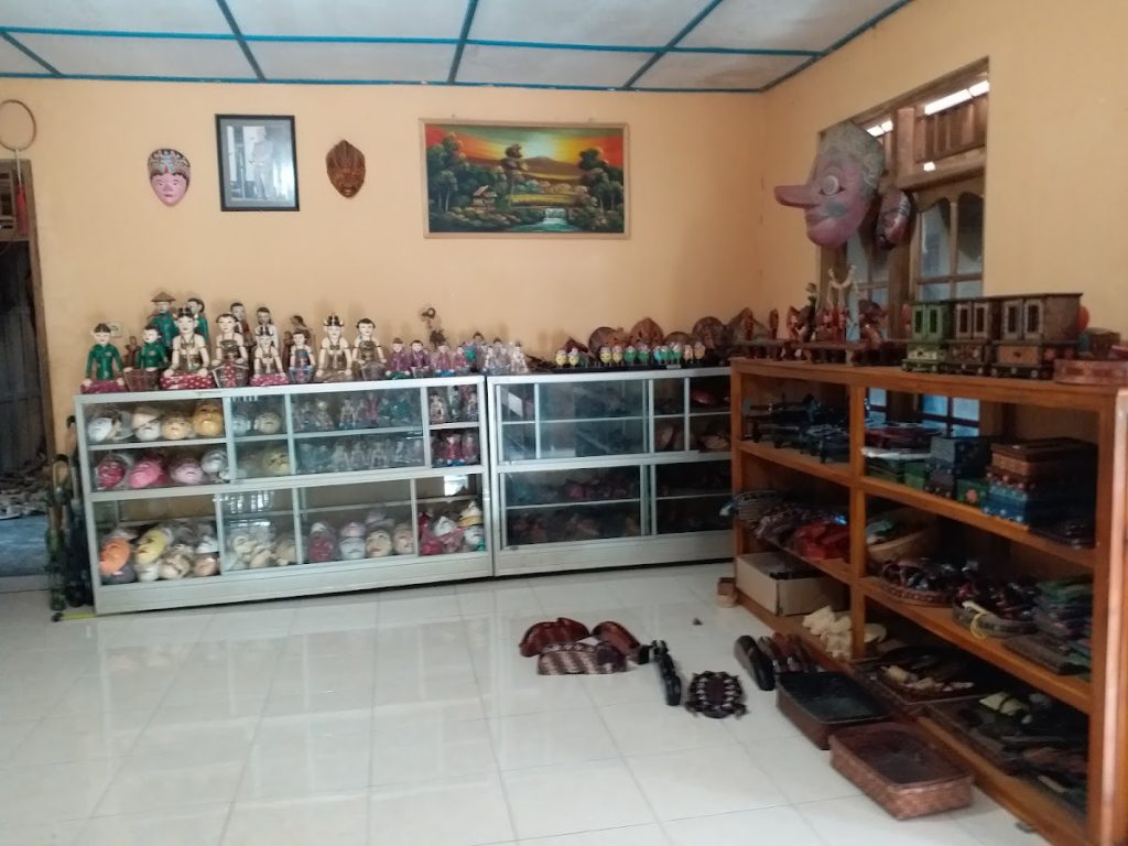 Karya Manunggal Kayu Batik: Sentra Kerajinan Otentik di Desa Wisata Bobung Gunungkidul Karya Manunggal Kayu Batik: Sentra Kerajinan Otentik di Desa Wisata Bobung Gunungkidul