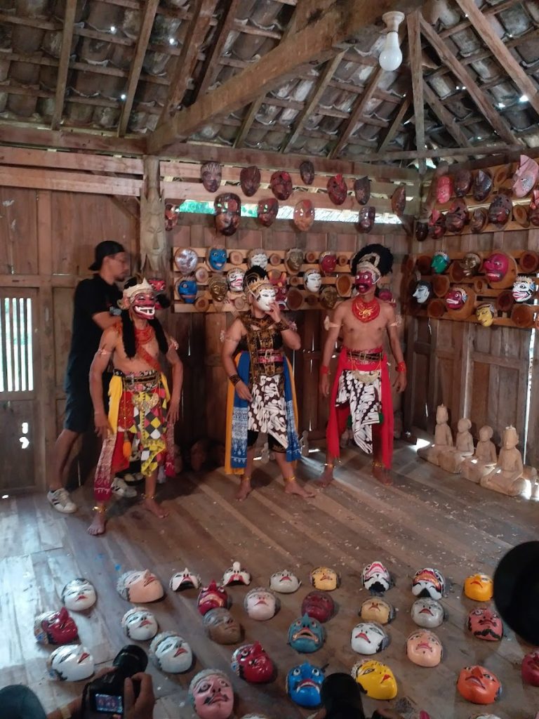 Karya Manunggal Kayu Batik: Sentra Kerajinan Otentik di Desa Wisata Bobung Gunungkidul Karya Manunggal Kayu Batik: Sentra Kerajinan Otentik di Desa Wisata Bobung Gunungkidul