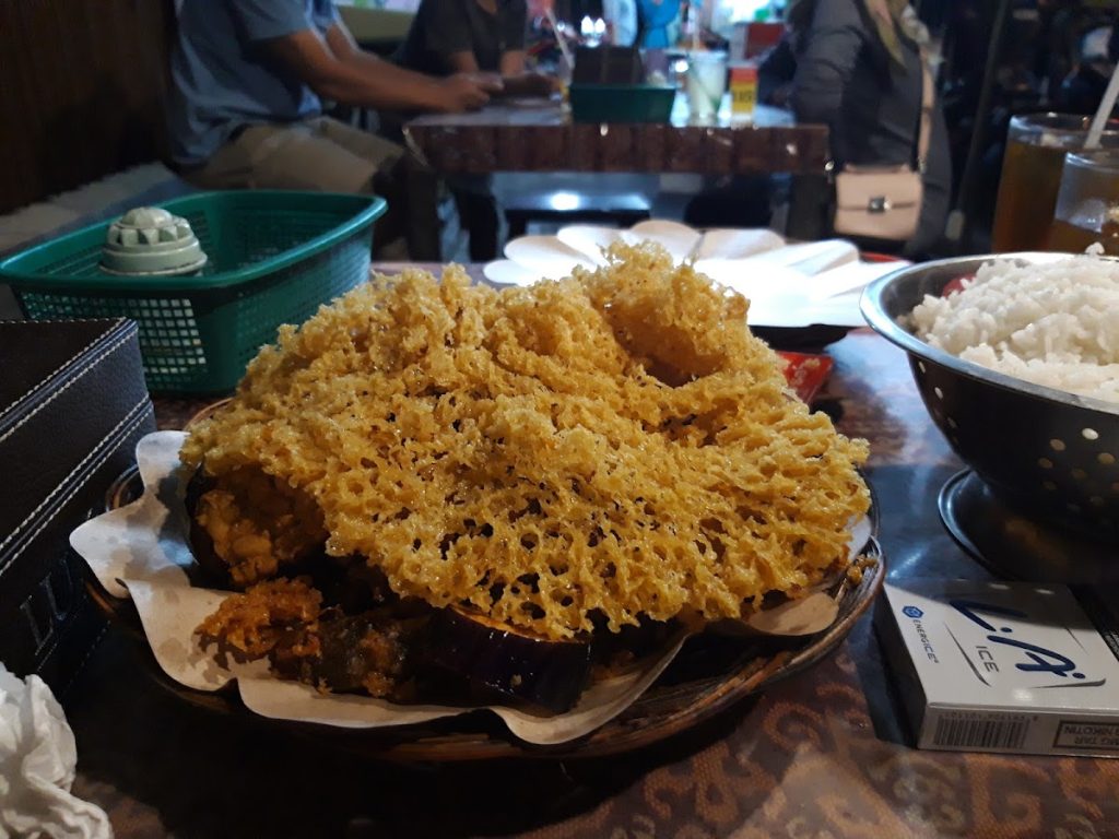 Salah satu aspek yang membuat Lesehan Katamso begitu populer dan dicintai masyarakat adalah harga menu yang sangat bersahabat. Salah satu aspek yang membuat Lesehan Katamso begitu populer dan dicintai masyarakat adalah harga menu yang sangat bersahabat.