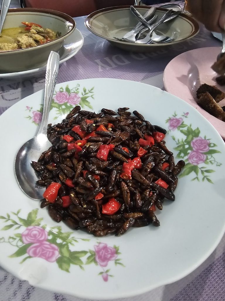 Selain hidangan utama, di Lesehan Pari Gogo juga tersedia penganan unik yang patut dicoba, yaitu belalang goreng. Selain hidangan utama, di Lesehan Pari Gogo juga tersedia penganan unik yang patut dicoba, yaitu belalang goreng.