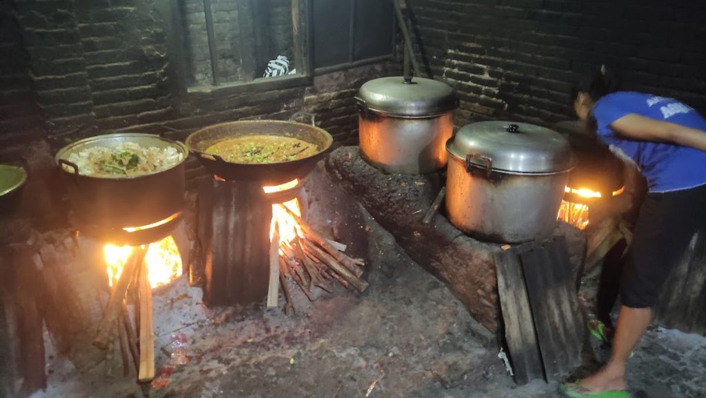 Salah satu daya tarik utama warung Mangut Lele Mbah Marto ini adalah cara pengolahan mangut lele yang sangat khas dan tradisional. Salah satu daya tarik utama warung Mangut Lele Mbah Marto ini adalah cara pengolahan mangut lele yang sangat khas dan tradisional.