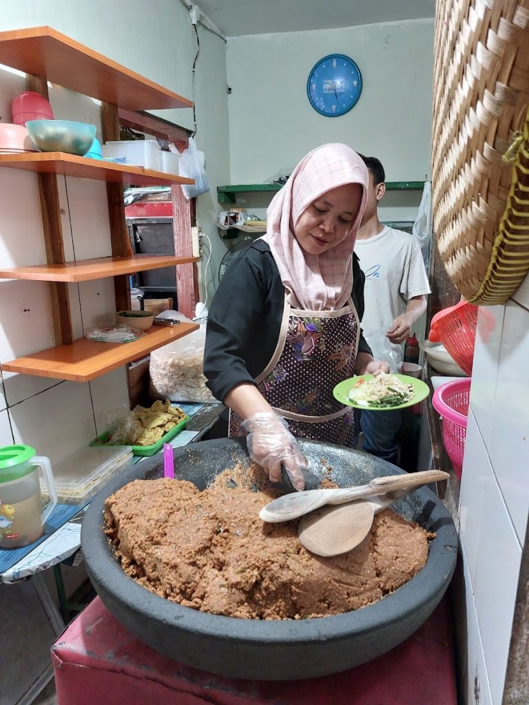 Keunikan Penyajian Warung Legendaris Teteg Lempuyangan Yogyakarta: Cobek Jumbo dan Bumbu Kacang Legendaris Keunikan Penyajian Warung Legendaris Teteg Lempuyangan Yogyakarta: Cobek Jumbo dan Bumbu Kacang Legendaris
