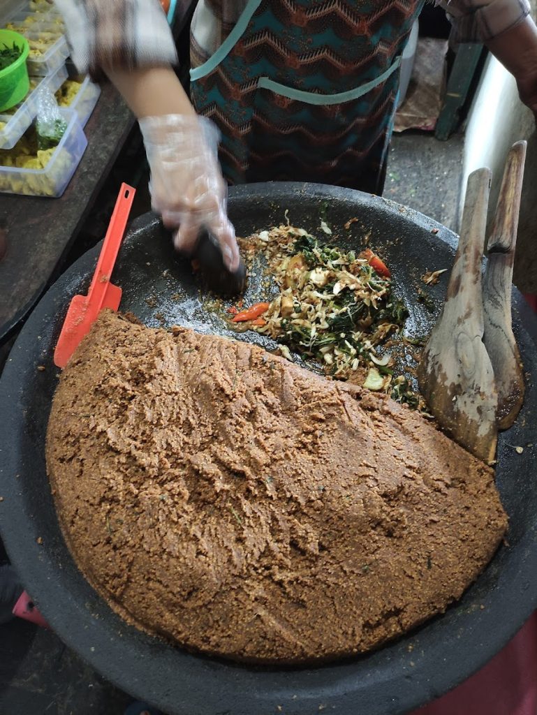 Salah satu ciri khas utama dari Warung Legendaris Teteg Lempuyangan Yogyakarta ini adalah penggunaan cobek jumbo berdiameter 80 cm yang mampu menghasilkan bumbu kacang dalam jumlah besar untuk melayani banyak pelanggan sekaligus. Salah satu ciri khas utama dari Warung Legendaris Teteg Lempuyangan Yogyakarta ini adalah penggunaan cobek jumbo berdiameter 80 cm yang mampu menghasilkan bumbu kacang dalam jumlah besar untuk melayani banyak pelanggan sekaligus.