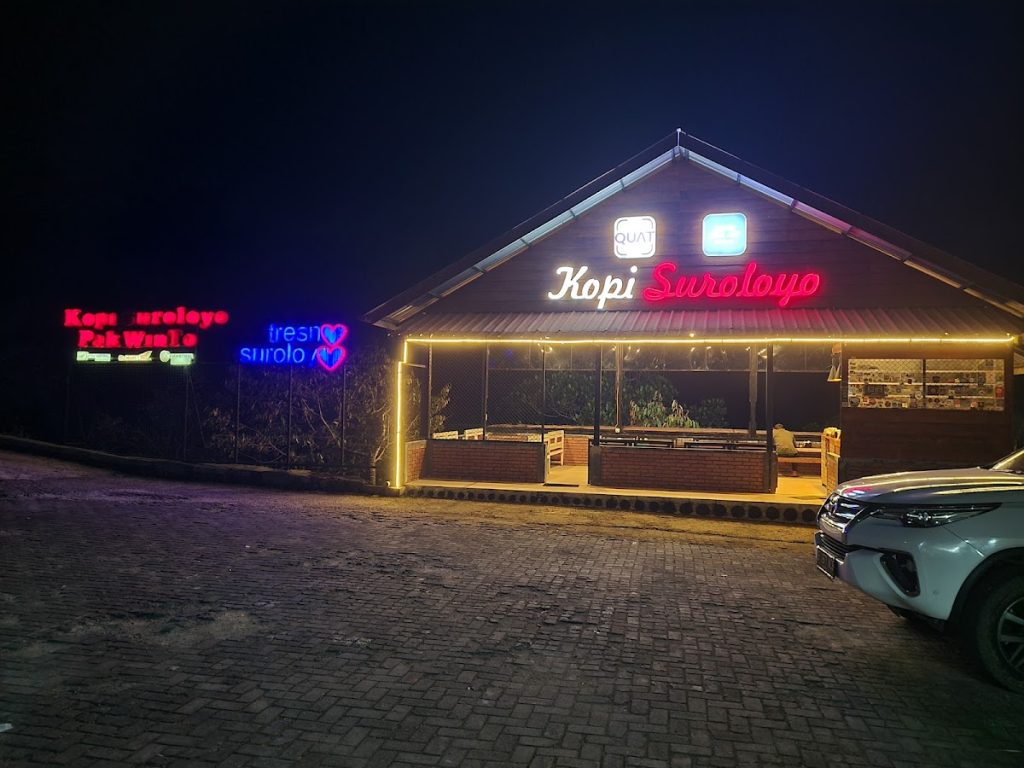 Kedai Kopi Suroloyo tidak hanya mengandalkan kopi sebagai daya tarik utama, tetapi juga menawarkan pengalaman bersantai yang menyenangkan. Kedai Kopi Suroloyo tidak hanya mengandalkan kopi sebagai daya tarik utama, tetapi juga menawarkan pengalaman bersantai yang menyenangkan.