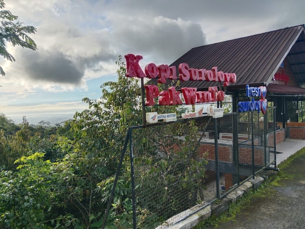 Pengunjung Kedai Kopi Suroloy dapat memilih duduk di area indoor atau outdoor, tergantung preferensi masing-masing. Pengunjung Kedai Kopi Suroloy dapat memilih duduk di area indoor atau outdoor, tergantung preferensi masing-masing.