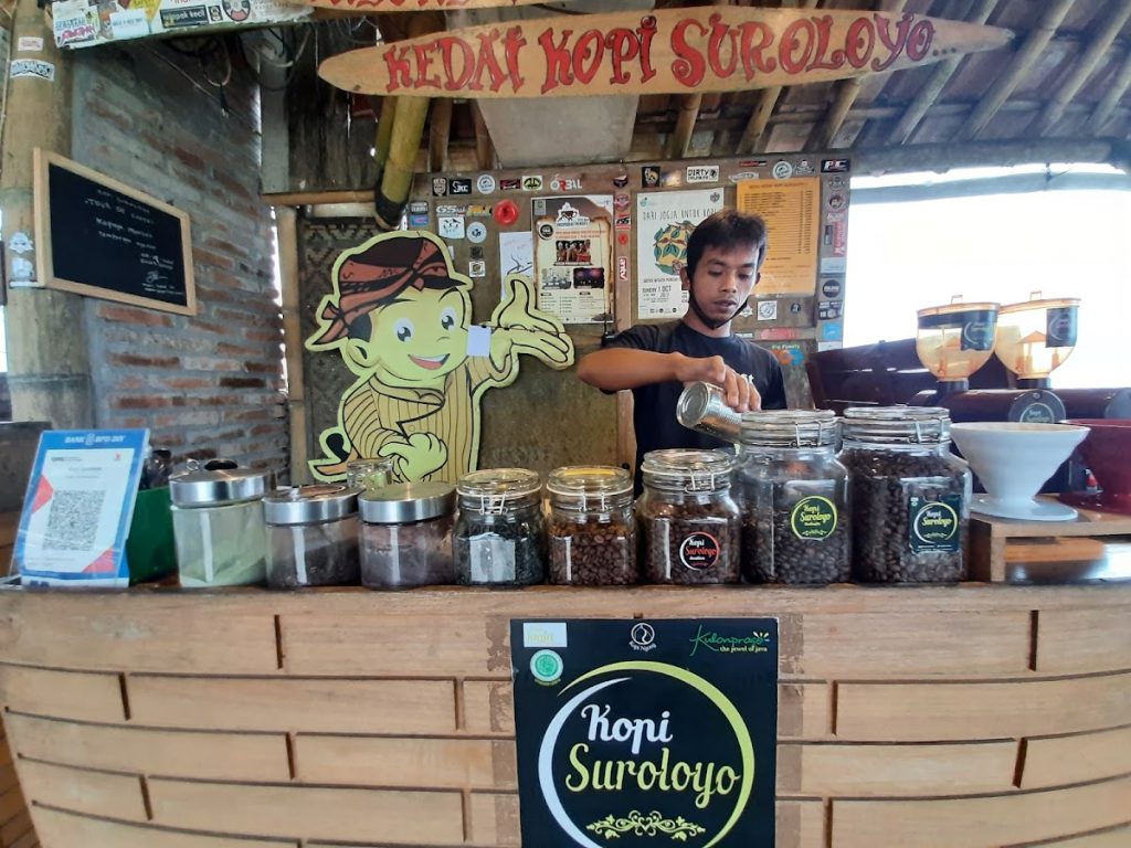 Menu kopi yang ditawarkan di Kedai Kopi Suroloyo cukup beragam, mulai dari kopi tubruk klasik hingga varian modern seperti cappuccino, caffe latte, dan espresso. Menu kopi yang ditawarkan di Kedai Kopi Suroloyo cukup beragam, mulai dari kopi tubruk klasik hingga varian modern seperti cappuccino, caffe latte, dan espresso.
