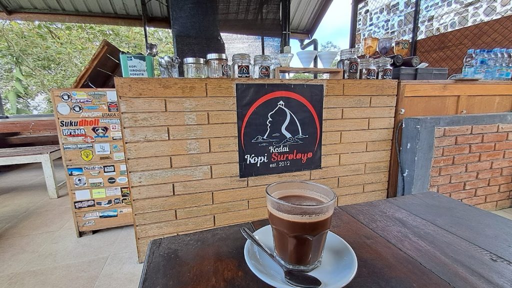 Menikmati Secangkir Kopi Otentik di Kedai Kopi Suroloyo: Surga Tersembunyi di Perbukitan Menoreh Menikmati Secangkir Kopi Otentik di Kedai Kopi Suroloyo: Surga Tersembunyi di Perbukitan Menoreh