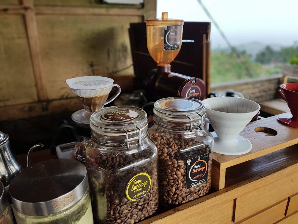 Mayoritas pengunjung yang datang ke Kedai Kopi Suroloyo memberikan ulasan positif, baik dari segi rasa kopi, suasana, maupun pelayanan. Mayoritas pengunjung yang datang ke Kedai Kopi Suroloyo memberikan ulasan positif, baik dari segi rasa kopi, suasana, maupun pelayanan.