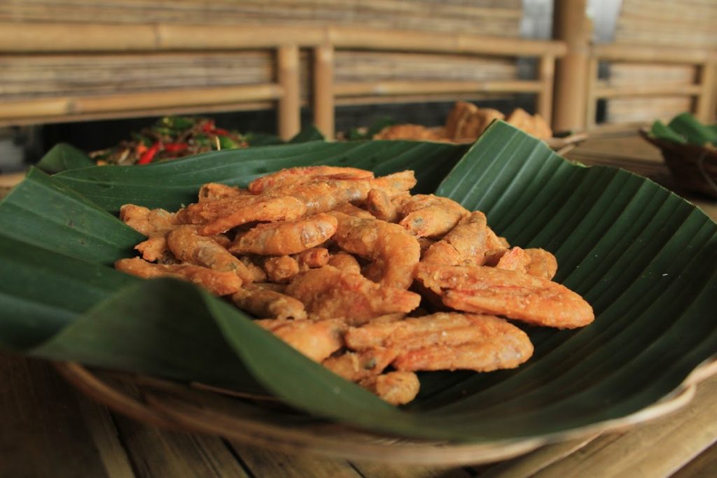 Daya tarik utama dari Warung Ingkung Mbah Cempluk terletak pada menu andalannya yang menggoda selera. Daya tarik utama dari Warung Ingkung Mbah Cempluk terletak pada menu andalannya yang menggoda selera.