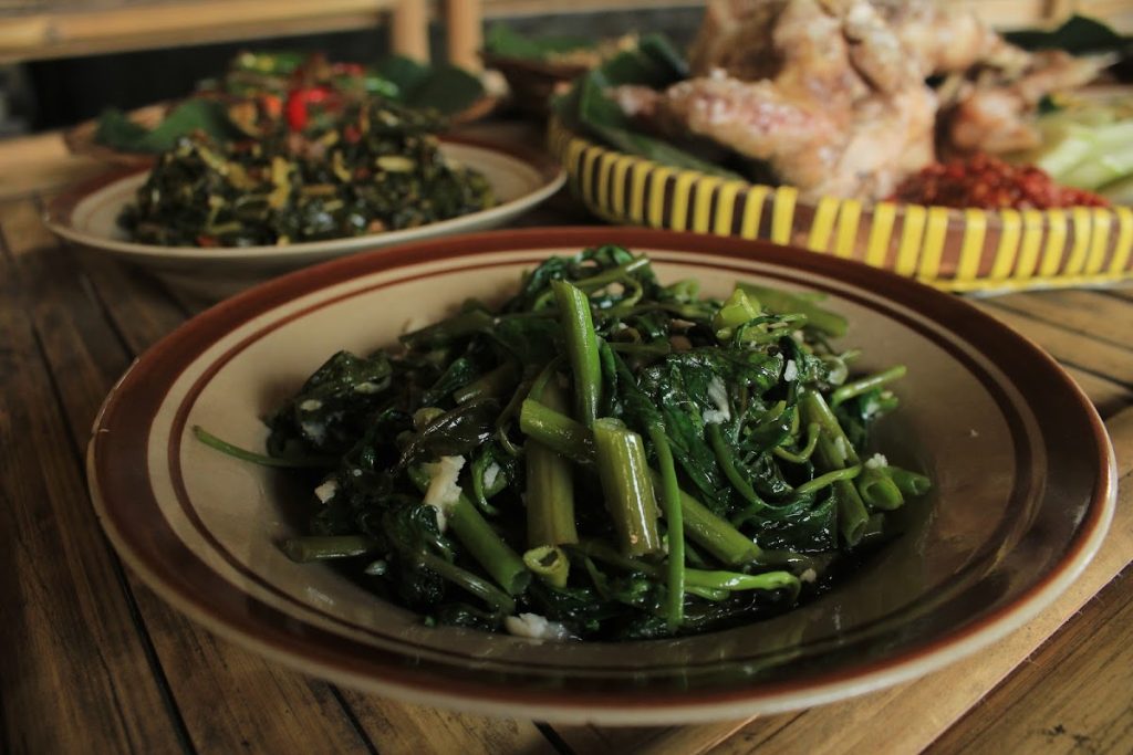 Warung Ingkung Mbah Cempluk Bantul ini juga menyediakan beragam pilihan sayur tradisional seperti oseng daun pepaya, oseng jantung pisang, sayur lodeh, hingga daun lompong. Warung Ingkung Mbah Cempluk Bantul ini juga menyediakan beragam pilihan sayur tradisional seperti oseng daun pepaya, oseng jantung pisang, sayur lodeh, hingga daun lompong.