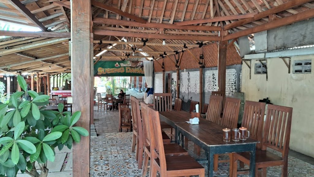 Suasana Warung Ingkung Mbah Cempluk Bantul yang Alami dan Menyenangkan Suasana Warung Ingkung Mbah Cempluk Bantul yang Alami dan Menyenangkan