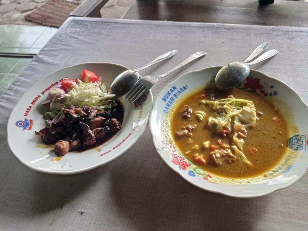 Sate Kambing Mbah Margo bukan sekadar warung sate biasa, melainkan ikon kuliner khas Kulon Progo yang telah bertahan puluhan tahun. Sate Kambing Mbah Margo bukan sekadar warung sate biasa, melainkan ikon kuliner khas Kulon Progo yang telah bertahan puluhan tahun.
