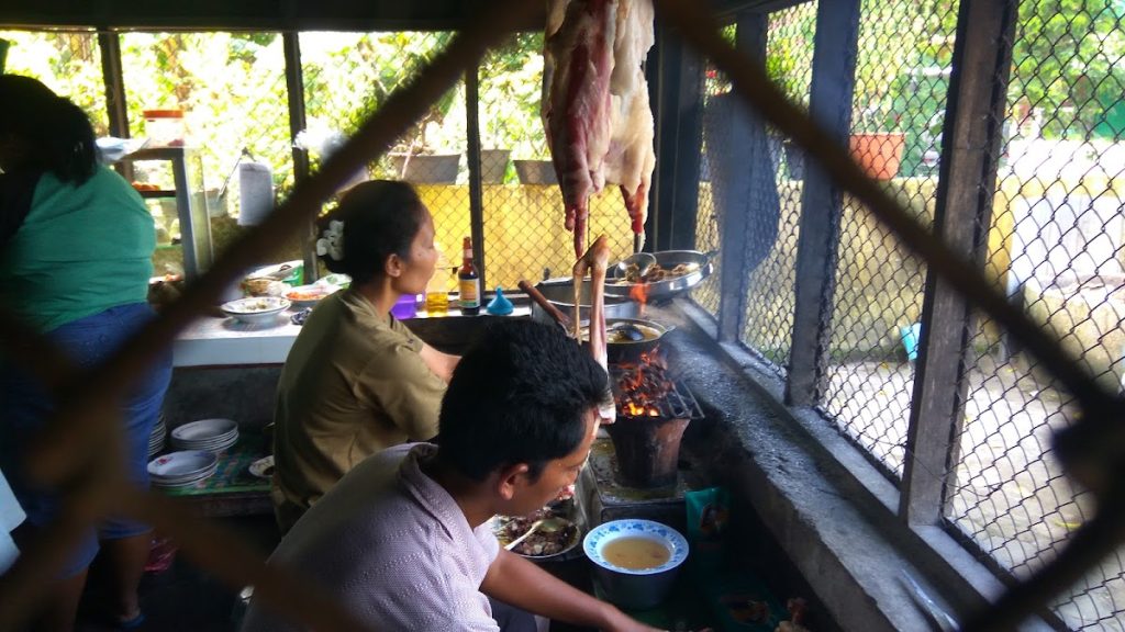 Banyak pengunjung memuji Sate Kambing Mbah Margo karena rasa sate kambingnya yang otentik, empuk, dan bebas bau prengus. Banyak pengunjung memuji Sate Kambing Mbah Margo karena rasa sate kambingnya yang otentik, empuk, dan bebas bau prengus.