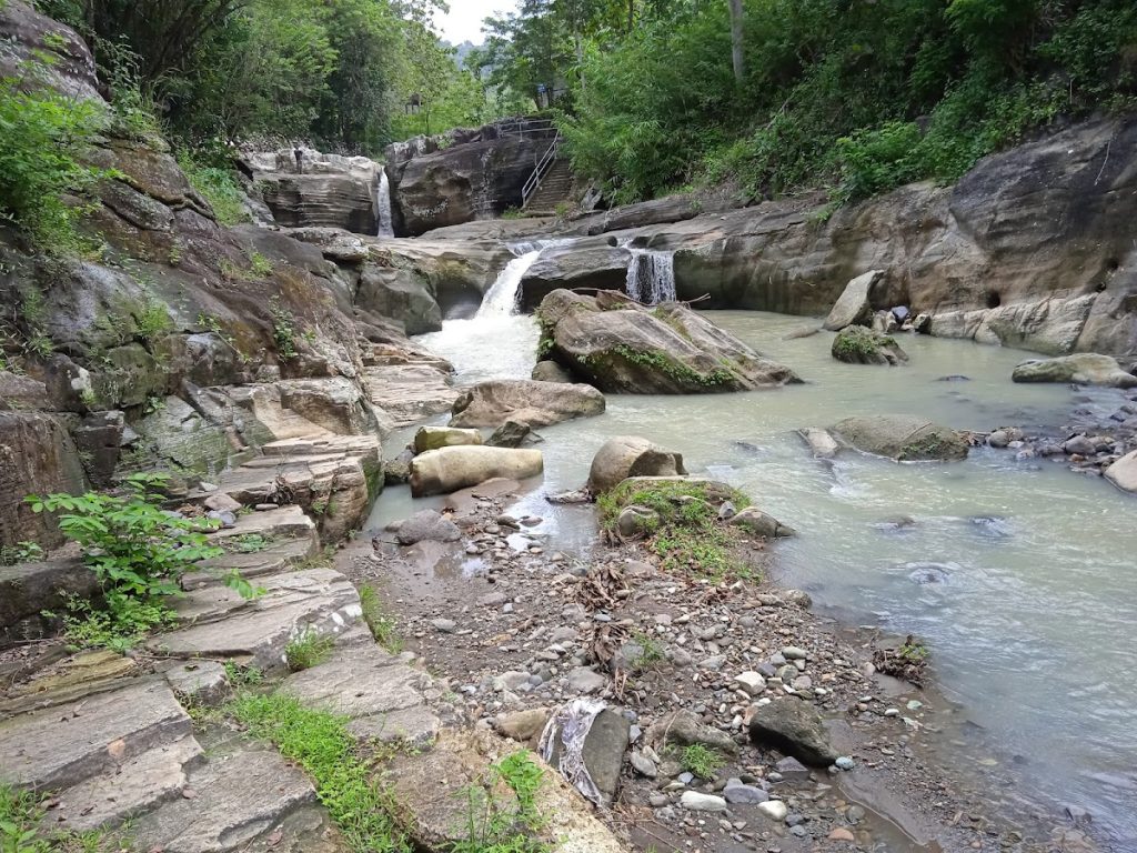 Air Terjun Luweng Sampang: Pesona Alam Eksotis Tersembunyi di Gunungkidul Air Terjun Luweng Sampang: Pesona Alam Eksotis Tersembunyi di Gunungkidul