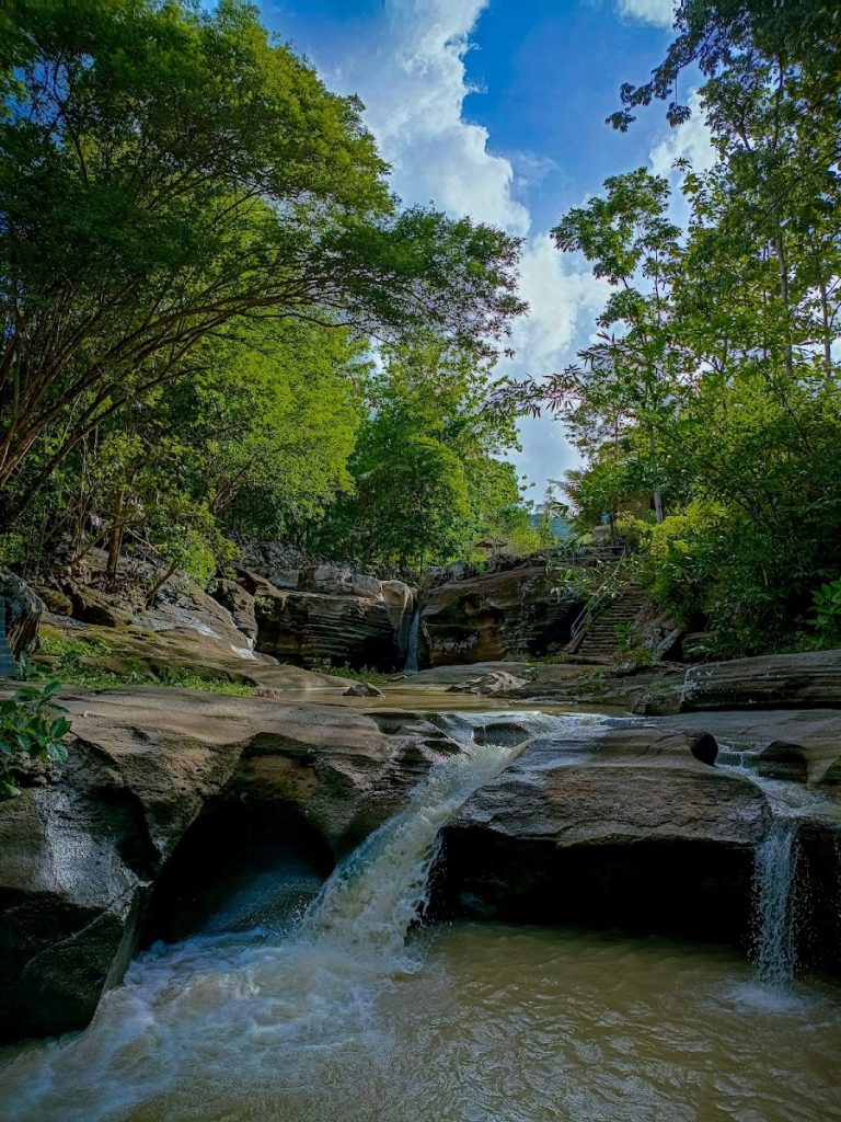 Salah satu keunggulan Air Terjun Luweng Sampang adalah tiket masuknya yang gratis. Salah satu keunggulan Air Terjun Luweng Sampang adalah tiket masuknya yang gratis.